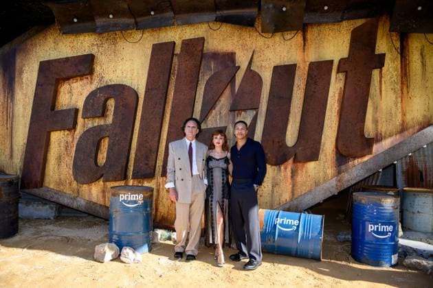 FALLOUT SEASON 2 LAUNCH, (L-R) Cast members Walton Goggins, Ella Purnell and Aaron Moten pose for a photograph on the red carpet for the Australian premiere of Fallout Season 2, in Sydney, Monday, November 24, 2025. ( NO ARCHIVING SYDNEY NEW SOUTH WALES AUSTRALIA  Copyright: xBIANCAxDExMARCHIx 20251124124613651653