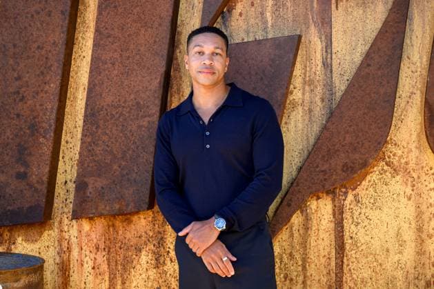FALLOUT SEASON 2 LAUNCH, Cast member Aaron Moten poses for a photograph on the red carpet for the Australian premiere of Fallout Season 2, in Sydney, Monday, November 24, 2025. ( NO ARCHIVING SYDNEY NEW SOUTH WALES AUSTRALIA  Copyright: xBIANCAxDExMARCHIx 20251124189811328804