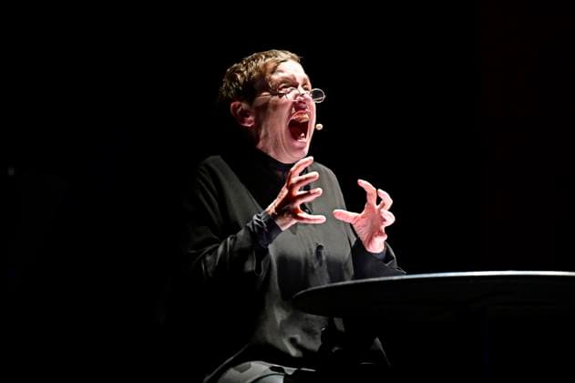 Katharina Thalbach und The Beauty of Gemina Acoustic bei der musikalische Bühnenlesung Schatten über dem Nichts im Gerhart-Hauptmann-Theater. Görlitz, 23.11.2025