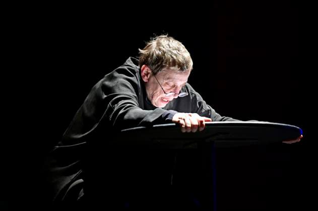 Katharina Thalbach und The Beauty of Gemina Acoustic bei der musikalische Bühnenlesung Schatten über dem Nichts im Gerhart-Hauptmann-Theater. Görlitz, 23.11.2025