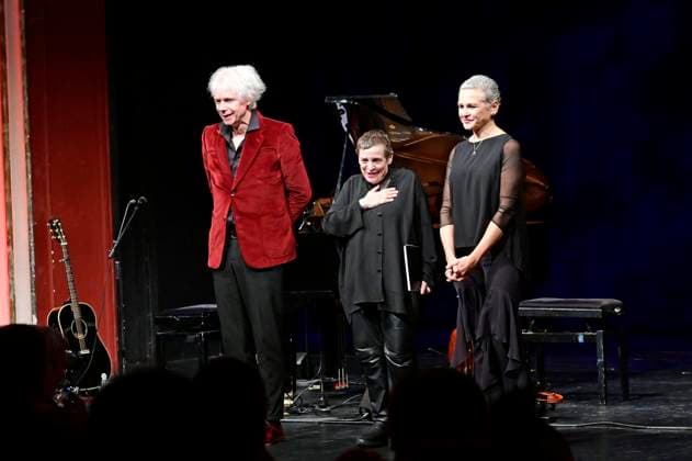 Katharina Thalbach und The Beauty of Gemina Acoustic bei der musikalische Bühnenlesung Schatten über dem Nichts im Gerhart-Hauptmann-Theater. Görlitz, 23.11.2025