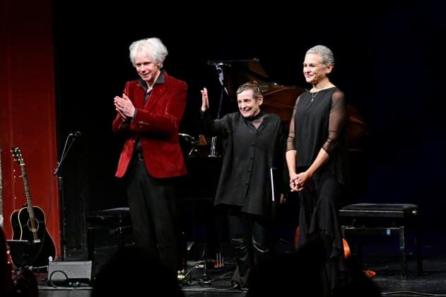 Katharina Thalbach und The Beauty of Gemina Acoustic bei der musikalische Bühnenlesung Schatten über dem Nichts im Gerhart-Hauptmann-Theater. Görlitz, 23.11.2025