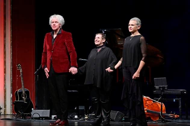 Katharina Thalbach und The Beauty of Gemina Acoustic bei der musikalische Bühnenlesung Schatten über dem Nichts im Gerhart-Hauptmann-Theater. Görlitz, 23.11.2025