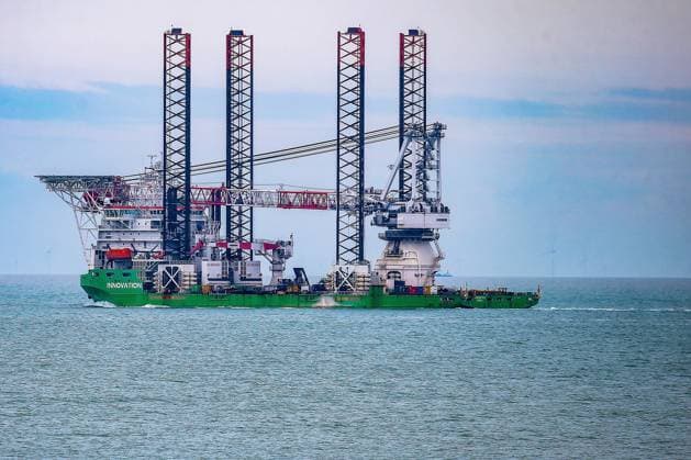 23.11.2025 xsvx, Wirtschaft, INNOVATION (IMO 9603453), Typ: Offshore Heavy Lift Jack-Up Vessel Errichterschiff Eigentümer Betreiber: DEME Group (offshore wind) Baujahr: 2012 Einsatz: Bau und Wartung von Offshore-Windparks und Offshore-Öl- Gas-Anlagen, z. B. Borkum Riffgrund 2, Bauart: Jack-Up hat vier riesige Beine, kann sich im Meeresboden aufbocken und wie eine Plattform über der Wasseroberfläche stehen Kran: Schwerlastkran bis 1.500 t Hubkapazität Cadzand *** 23 11 2025 xsvx, Economy, INNOVATION IMO 9603453 , Type Offshore Heavy Lift Jack Up Vessel Installation vessel Owner Operator DEME Group offshore wind Year of construction 2012 Use Construction and maintenance of offshore wind farms and offshore oil gas installati