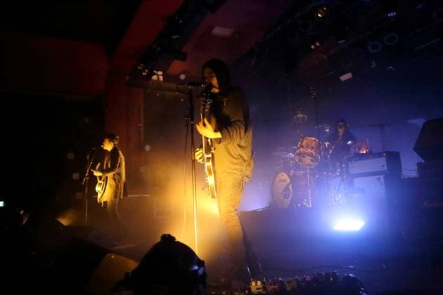 Robert Levon Been, Peter Hayes und Leah Shapiro, v.l., von der Band Black Rebel Motorcycle Club bei einem Konzert im Astra Kulturhaus in Berlin, 23. November 2025. Black Rebel Motorcycle Club Konzert Berlin