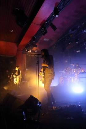 Robert Levon Been, Peter Hayes und Leah Shapiro, v.l., von der Band Black Rebel Motorcycle Club bei einem Konzert im Astra Kulturhaus in Berlin, 23. November 2025. Black Rebel Motorcycle Club Konzert Berlin