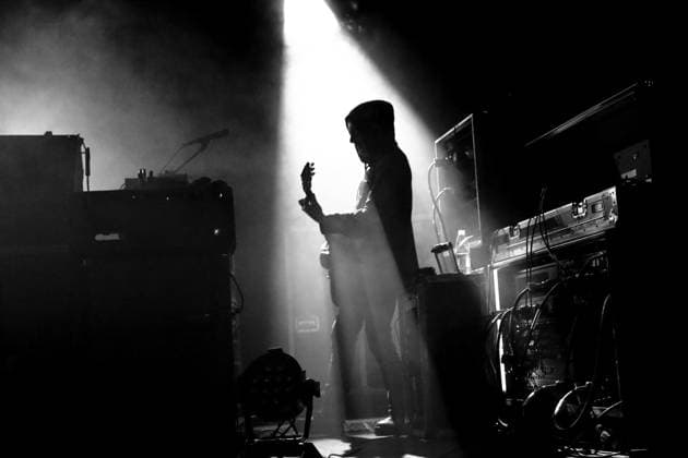 Peter Hayes von der Band Black Rebel Motorcycle Club bei einem Konzert im Astra Kulturhaus in Berlin, 23. November 2025. (Foto schwarzweiß konvertiert) Black Rebel Motorcycle Club Konzert Berlin