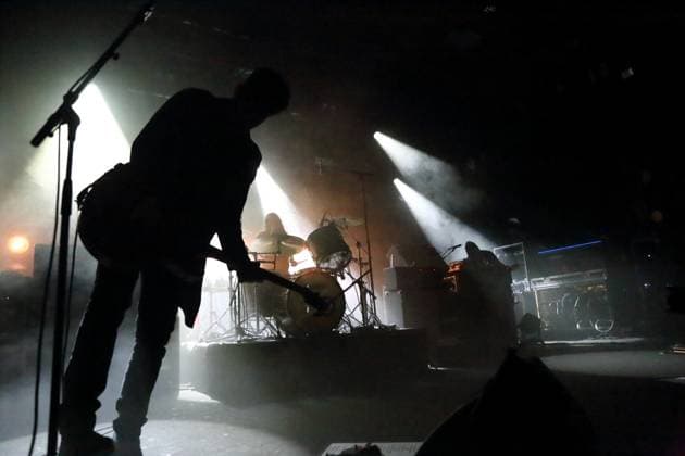 Robert Levon Been, Leah Shapiro und Peter Hayes, v.l., von der Band Black Rebel Motorcycle Club bei einem Konzert im Astra Kulturhaus in Berlin, 23. November 2025. Black Rebel Motorcycle Club Konzert Berlin