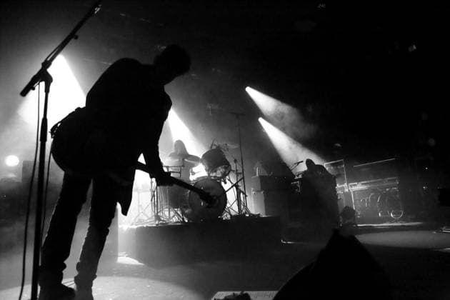 Robert Levon Been, Leah Shapiro und Peter Hayes, v.l., von der Band Black Rebel Motorcycle Club bei einem Konzert im Astra Kulturhaus in Berlin, 23. November 2025. (Foto schwarzweiß konvertiert) Black Rebel Motorcycle Club Konzert Berlin