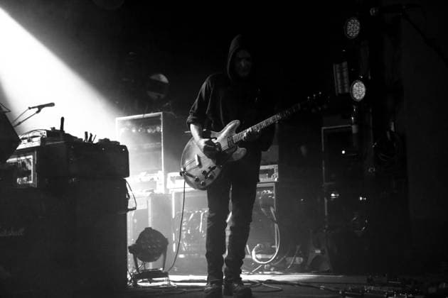 Peter Hayes von der Band Black Rebel Motorcycle Club bei einem Konzert im Astra Kulturhaus in Berlin, 23. November 2025. (Foto schwarzweiß konvertiert) Black Rebel Motorcycle Club Konzert Berlin
