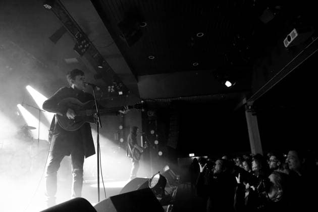 Robert Levon Been und Peter Hayes, v.l., von der Band Black Rebel Motorcycle Club bei einem Konzert im Astra Kulturhaus in Berlin, 23. November 2025. (Foto schwarzweiß konvertiert) Black Rebel Motorcycle Club Konzert Berlin