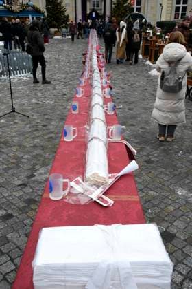 ABB Besucher am Stollen beim Charity Verkauf von probier Stuecken des laengsten Berliner Christstollen von der Familien Baeckerei Roesler zu gunsten der Organisation Augenlicht auf dem Wintermarkt im Berliner Forum am 24,11.2025 in Berlin Berlin Deutschland