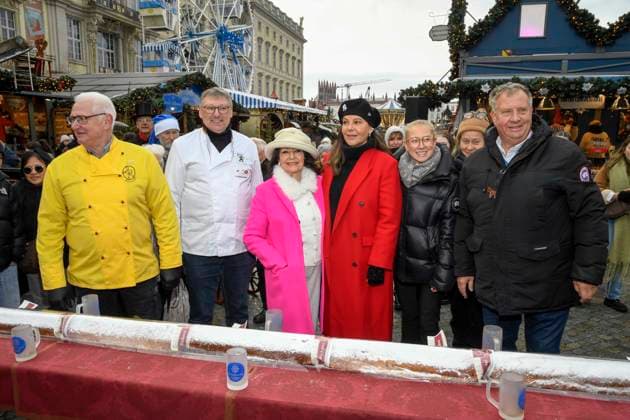 ABB Natascha Ochsenknecht mit ihrer Mutter Baerbel Wierichs und Baecker Andreas Roesler beim Charity Verkauf von probier Stuecken des laengsten Berliner Christstollen von der Familien Baeckerei Roesler zu gunsten der Organisation Augenlicht auf dem Wintermarkt im Berliner Forum am 24,11.2025 in Berlin Berlin Deutschland