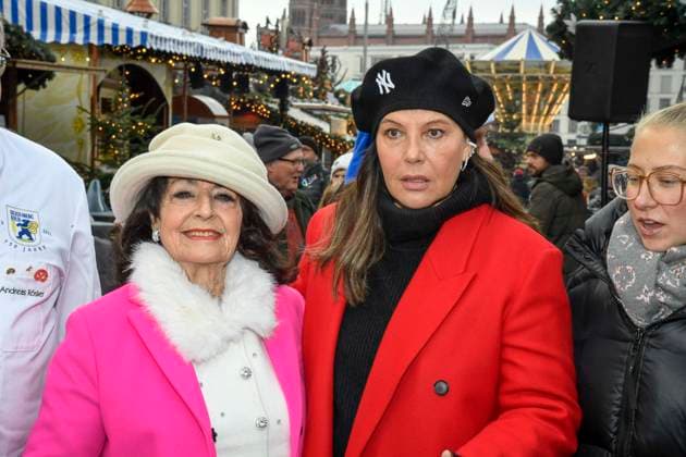 ABB Natascha Ochsenknecht mit ihrer Mutter Baerbel Wierichs mit Christstollen beim Charity Verkauf von probier Stuecken des laengsten Berliner Christstollen von der Familien Baeckerei Roesler zu gunsten der Organisation Augenlicht auf dem Wintermarkt im Berliner Forum am 24,11.2025 in Berlin Berlin Deutschland