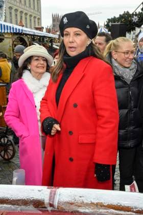 ABB Natascha Ochsenknecht mit ihrer Mutter Baerbel Wierichs mit Christstollen beim Charity Verkauf von probier Stuecken des laengsten Berliner Christstollen von der Familien Baeckerei Roesler zu gunsten der Organisation Augenlicht auf dem Wintermarkt im Berliner Forum am 24,11.2025 in Berlin Berlin Deutschland