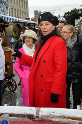 ABB Natascha Ochsenknecht mit ihrer Mutter Baerbel Wierichs mit Christstollen beim Charity Verkauf von probier Stuecken des laengsten Berliner Christstollen von der Familien Baeckerei Roesler zu gunsten der Organisation Augenlicht auf dem Wintermarkt im Berliner Forum am 24,11.2025 in Berlin Berlin Deutschland
