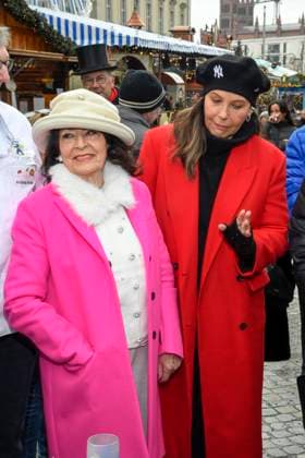 ABB Natascha Ochsenknecht mit ihrer Mutter Baerbel Wierichs mit Christstollen beim Charity Verkauf von probier Stuecken des laengsten Berliner Christstollen von der Familien Baeckerei Roesler zu gunsten der Organisation Augenlicht auf dem Wintermarkt im Berliner Forum am 24,11.2025 in Berlin Berlin Deutschland