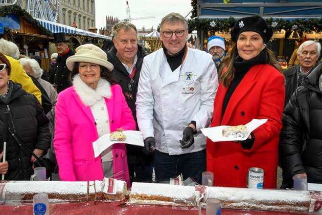 ABB Natascha Ochsenknecht mit ihrer Mutter Baerbel Wierichs und Baecker Andreas Roesler beim Charity Verkauf von probier Stuecken des laengsten Berliner Christstollen von der Familien Baeckerei Roesler zu gunsten der Organisation Augenlicht auf dem Wintermarkt im Berliner Forum am 24,11.2025 in Berlin Berlin Deutschland