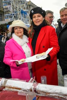 ABB Natascha Ochsenknecht mit ihrer Mutter Baerbel Wierichs mit Christstollen beim Charity Verkauf von probier Stuecken des laengsten Berliner Christstollen von der Familien Baeckerei Roesler zu gunsten der Organisation Augenlicht auf dem Wintermarkt im Berliner Forum am 24,11.2025 in Berlin Berlin Deutschland