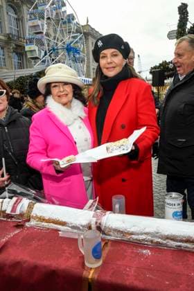 ABB Natascha Ochsenknecht mit ihrer Mutter Baerbel Wierichs mit Christstollen beim Charity Verkauf von probier Stuecken des laengsten Berliner Christstollen von der Familien Baeckerei Roesler zu gunsten der Organisation Augenlicht auf dem Wintermarkt im Berliner Forum am 24,11.2025 in Berlin Berlin Deutschland