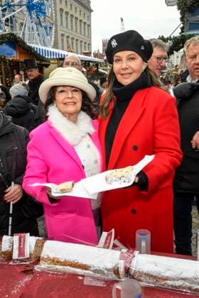 ABB Natascha Ochsenknecht mit ihrer Mutter Baerbel Wierichs mit Christstollen beim Charity Verkauf von probier Stuecken des laengsten Berliner Christstollen von der Familien Baeckerei Roesler zu gunsten der Organisation Augenlicht auf dem Wintermarkt im Berliner Forum am 24,11.2025 in Berlin Berlin Deutschland