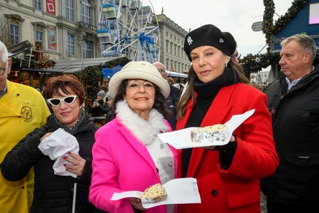 ABB Natascha Ochsenknecht mit ihrer Mutter Baerbel Wierichs mit Christstollen beim Charity Verkauf von probier Stuecken des laengsten Berliner Christstollen von der Familien Baeckerei Roesler zu gunsten der Organisation Augenlicht auf dem Wintermarkt im Berliner Forum am 24,11.2025 in Berlin Berlin Deutschland