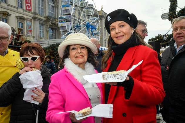 ABB Natascha Ochsenknecht mit ihrer Mutter Baerbel Wierichs mit Christstollen beim Charity Verkauf von probier Stuecken des laengsten Berliner Christstollen von der Familien Baeckerei Roesler zu gunsten der Organisation Augenlicht auf dem Wintermarkt im Berliner Forum am 24,11.2025 in Berlin Berlin Deutschland