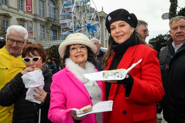 ABB Natascha Ochsenknecht mit ihrer Mutter Baerbel Wierichs mit Christstollen beim Charity Verkauf von probier Stuecken des laengsten Berliner Christstollen von der Familien Baeckerei Roesler zu gunsten der Organisation Augenlicht auf dem Wintermarkt im Berliner Forum am 24,11.2025 in Berlin Berlin Deutschland