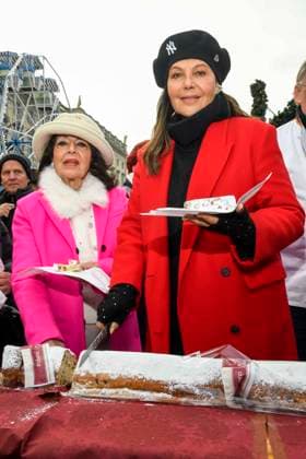 ABB Natascha Ochsenknecht mit ihrer Mutter Baerbel Wierichs mit Christstollen beim Charity Verkauf von probier Stuecken des laengsten Berliner Christstollen von der Familien Baeckerei Roesler zu gunsten der Organisation Augenlicht auf dem Wintermarkt im Berliner Forum am 24,11.2025 in Berlin Berlin Deutschland