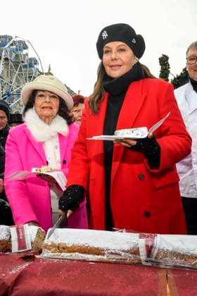 ABB Natascha Ochsenknecht mit ihrer Mutter Baerbel Wierichs mit Christstollen beim Charity Verkauf von probier Stuecken des laengsten Berliner Christstollen von der Familien Baeckerei Roesler zu gunsten der Organisation Augenlicht auf dem Wintermarkt im Berliner Forum am 24,11.2025 in Berlin Berlin Deutschland