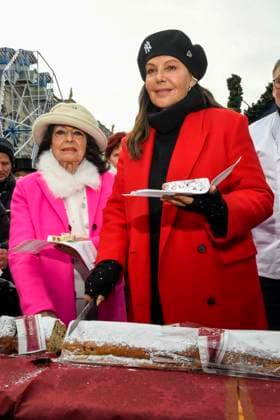 ABB Natascha Ochsenknecht mit ihrer Mutter Baerbel Wierichs mit Christstollen beim Charity Verkauf von probier Stuecken des laengsten Berliner Christstollen von der Familien Baeckerei Roesler zu gunsten der Organisation Augenlicht auf dem Wintermarkt im Berliner Forum am 24,11.2025 in Berlin Berlin Deutschland