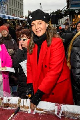 ABB Natascha Ochsenknecht anschneiden des Christstollen beim Charity Verkauf von probier Stuecken des laengsten Berliner Christstollen von der Familien Baeckerei Roesler zu gunsten der Organisation Augenlicht auf dem Wintermarkt im Berliner Forum am 24,11.2025 in Berlin Berlin Deutschland