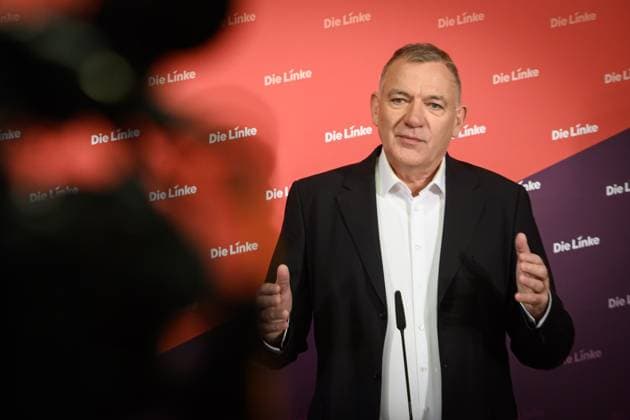 Berlin, Pressekonferenz von Die Linke mit Jan van Aken Pressekonferenz von Die Linke mit Jan van Aken (Co-Parteivorsitzender Die Linke) im Karl-Liebknecht-Haus am 24.11.2025 in Berlin. Im Bild: eine symbolische Losung mit den Namen aller MdBs von Union und SPD im wehrfähigen Alter durch Jan van Aken. Berlin Karl-Liebknecht-Haus Berlin Deutschland *** Berlin, Press conference of Die Linke with Jan van Aken Press conference of Die Linke with Jan van Aken Co Party Chairman Die Linke at Karl Liebknecht Haus on 24 11 2025 in Berlin In the picture a symbolic slogan with the names of all MPs of Union and SPD of military age by Jan van Aken Berlin Karl Liebknecht Haus Berlin Germany