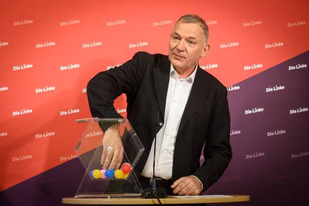 Berlin, Pressekonferenz von Die Linke mit Jan van Aken Pressekonferenz von Die Linke mit Jan van Aken (Co-Parteivorsitzender Die Linke) im Karl-Liebknecht-Haus am 24.11.2025 in Berlin. Im Bild: eine symbolische Losung mit den Namen aller MdBs von Union und SPD im wehrfähigen Alter durch Jan van Aken. Berlin Karl-Liebknecht-Haus Berlin Deutschland *** Berlin, Press conference of Die Linke with Jan van Aken Press conference of Die Linke with Jan van Aken Co Party Chairman Die Linke at Karl Liebknecht Haus on 24 11 2025 in Berlin In the picture a symbolic slogan with the names of all MPs of Union and SPD of military age by Jan van Aken Berlin Karl Liebknecht Haus Berlin Germany