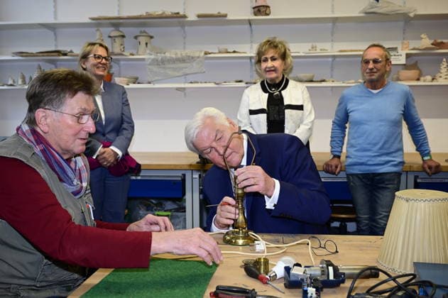 Bundespräsident Frank-Walter Steinmeier beim gemeinsamen Reparieren und Austausch mit den Teilnehmerinnen und Teilnehmern, hier mit Herbert Latton im Repair CafÃ im Bürgerzentrum. Hoyerswerda, 24.11.2025 *** Federal President Frank Walter Steinmeier repairing and exchanging ideas with the participants, here with Herbert Latton at the Repair Café in the Hoyerswerda Community Center, 24 11 2025 Copyright: xMatthiasxWehnertx