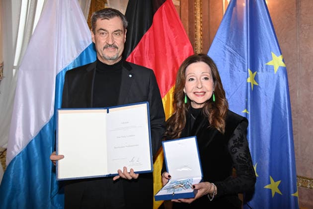 Vicky LEANDROS (Saengerin) erhaelt von Markus SOEDER (Ministerpraesident Bayern und CSU Vorsitzender) den Bayerischen Verdienstorden. Verleihung Bayerischer Verdienstorden im Prinz Carl Palais in Muenchen am 24.11.2025.