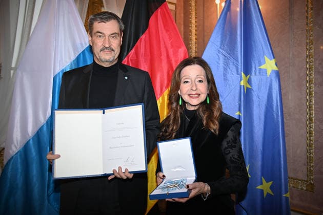 Vicky LEANDROS (Saengerin) erhaelt von Markus SOEDER (Ministerpraesident Bayern und CSU Vorsitzender) den Bayerischen Verdienstorden. Verleihung Bayerischer Verdienstorden im Prinz Carl Palais in Muenchen am 24.11.2025. *** Vicky LEANDROS Saengerin receives the Bavarian Order of Merit from Markus SOEDER State Premier of Bavaria and CSU Chairman Bavarian Order of Merit Award Ceremony at Prinz Carl Palais in Munich on 24 11 2025