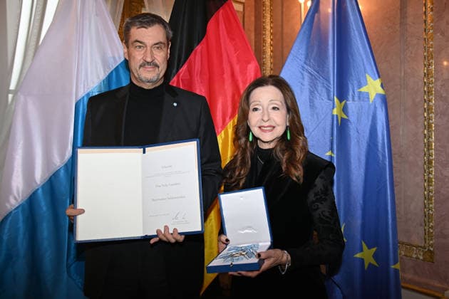 Vicky LEANDROS (Saengerin) erhaelt von Markus SOEDER (Ministerpraesident Bayern und CSU Vorsitzender) den Bayerischen Verdienstorden. Verleihung Bayerischer Verdienstorden im Prinz Carl Palais in Muenchen am 24.11.2025.