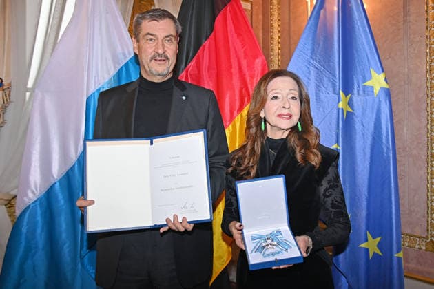 Vicky LEANDROS (Saengerin) erhaelt von Markus SOEDER (Ministerpraesident Bayern und CSU Vorsitzender) den Bayerischen Verdienstorden. Verleihung Bayerischer Verdienstorden im Prinz Carl Palais in Muenchen am 24.11.2025.