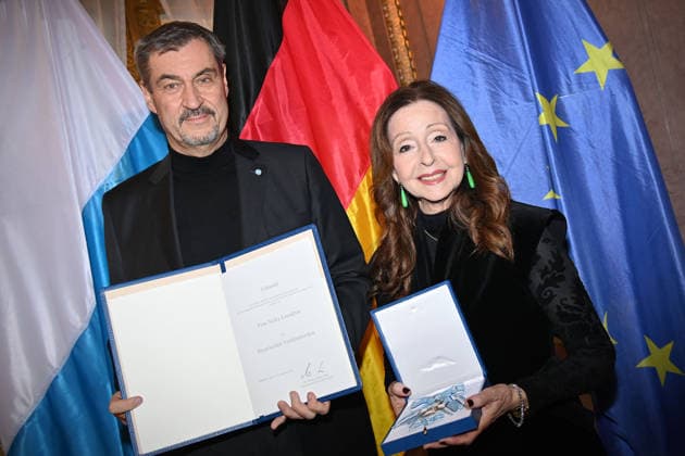 Vicky LEANDROS (Saengerin) erhaelt von Markus SOEDER (Ministerpraesident Bayern und CSU Vorsitzender) den Bayerischen Verdienstorden. Verleihung Bayerischer Verdienstorden im Prinz Carl Palais in Muenchen am 24.11.2025.