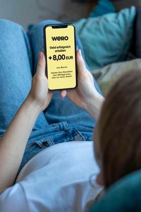 Symbolbild, Fotomontage, zum europäischen WERO Bezahldienst, Geld direkt an eine andere Person senden oder davon empfangen, P2P, Person-zu-Person, WERO Bezahldienst *** Symbolic image, photomontage, to the European WERO payment service, send money directly to or receive money from another person, P2P, person to person, WERO payment service