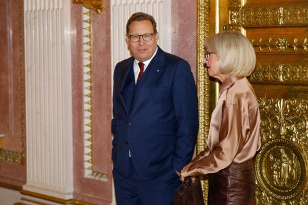Sängerin Vicky Leandros bekommt den Bayerischen Verdienstorden in München München, 24.11.2025 Bunte Chefredakteur Robert Pölzer und Tanja Mai (Unterhaltungschefin und stellvertretende Chefredakteurin von Bild) bei der Auszeichungsveranstaltung für Vicky Leandros für den Bayerischen Verdienstorden in München Bayern Copyright: xMatthiasxGränzdörferx