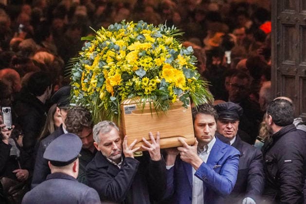 Ornella Vanoni s funeral at the church of San Marco - Milan The coffin leaves the church. Funeral of Ornella Vanoni in the church of San Marco in the Brera, Milan, Italy, on November 24, 2025. Photo by Emanuele Roberto De Carli IPA ABACAPRESS.COM Milan Italy  Copyright: xIPA ABACAx