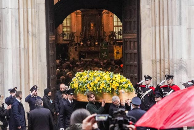 Ornella Vanoni s funeral at the church of San Marco - Milan The coffin leaves the church. Funeral of Ornella Vanoni in the church of San Marco in the Brera, Milan, Italy, on November 24, 2025. Photo by Emanuele Roberto De Carli IPA ABACAPRESS.COM Milan Italy  Copyright: xIPA ABACAx