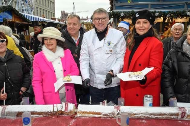 ABB Natascha Ochsenknecht mit ihrer Mutter Baerbel Wierichs und Baecker Andreas Roesler beim Charity Verkauf von probier Stuecken des laengsten Berliner Christstollen von der Familien Baeckerei Roesler zu gunsten der Organisation Augenlicht auf dem Wintermarkt im Berliner Forum am 24,11.2025 in Berlin Berlin Deutschland
