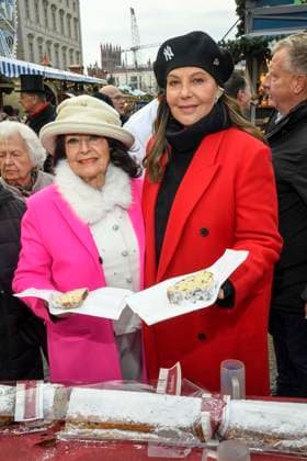 ABB Natascha Ochsenknecht mit ihrer Mutter Baerbel Wierichs beim Charity Verkauf von probier Stuecken des laengsten Berliner Christstollen von der Familien Baeckerei Roesler zu gunsten der Organisation Augenlicht auf dem Wintermarkt im Berliner Forum am 24,11.2025 in Berlin Berlin Deutschland