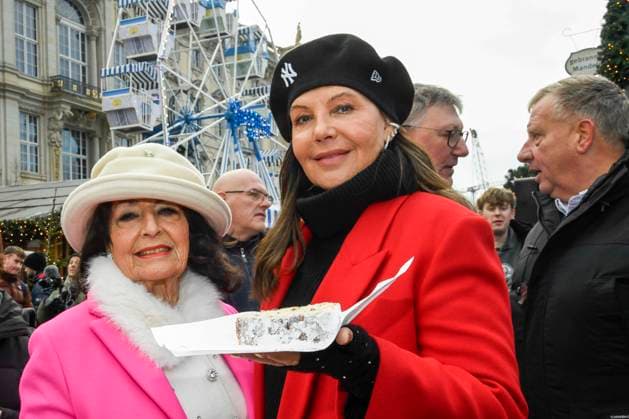 ABB Natascha Ochsenknecht mit ihrer Mutter Baerbel Wierichs beim Charity Verkauf von probier Stuecken des laengsten Berliner Christstollen von der Familien Baeckerei Roesler zu gunsten der Organisation Augenlicht auf dem Wintermarkt im Berliner Forum am 24,11.2025 in Berlin Berlin Deutschland