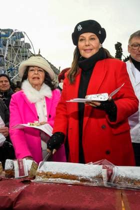 ABB Natascha Ochsenknecht mit ihrer Mutter Baerbel Wierichs beim Charity Verkauf von probier Stuecken des laengsten Berliner Christstollen von der Familien Baeckerei Roesler zu gunsten der Organisation Augenlicht auf dem Wintermarkt im Berliner Forum am 24,11.2025 in Berlin Berlin Deutschland