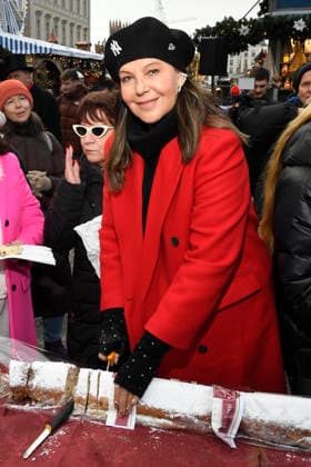 ABB Natascha Ochsenknecht anschneiden des Christstollen beim Charity Verkauf von probier Stuecken des laengsten Berliner Christstollen von der Familien Baeckerei Roesler zu gunsten der Organisation Augenlicht auf dem Wintermarkt im Berliner Forum am 24,11.2025 in Berlin Berlin Deutschland