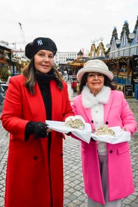 ABB Natascha Ochsenknecht mit ihrer Mutter Baerbel Wierichs beim Charity Verkauf von probier Stuecken des laengsten Berliner Christstollen von der Familien Baeckerei Roesler zu gunsten der Organisation Augenlicht auf dem Wintermarkt im Berliner Forum am 24,11.2025 in Berlin Berlin Deutschland